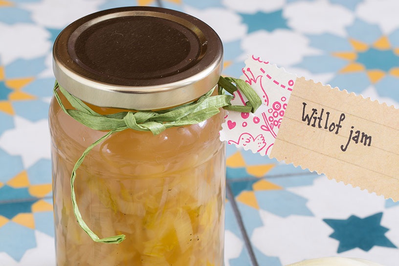 Witlofjam in een potje met een kaartje eraan